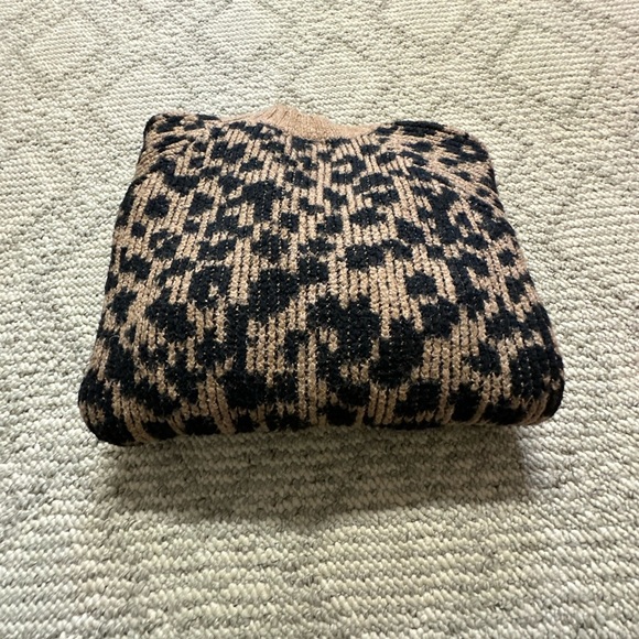 Old Navy Leopard Print Sweater in Black and Tan size xs - Picture 4 of 4